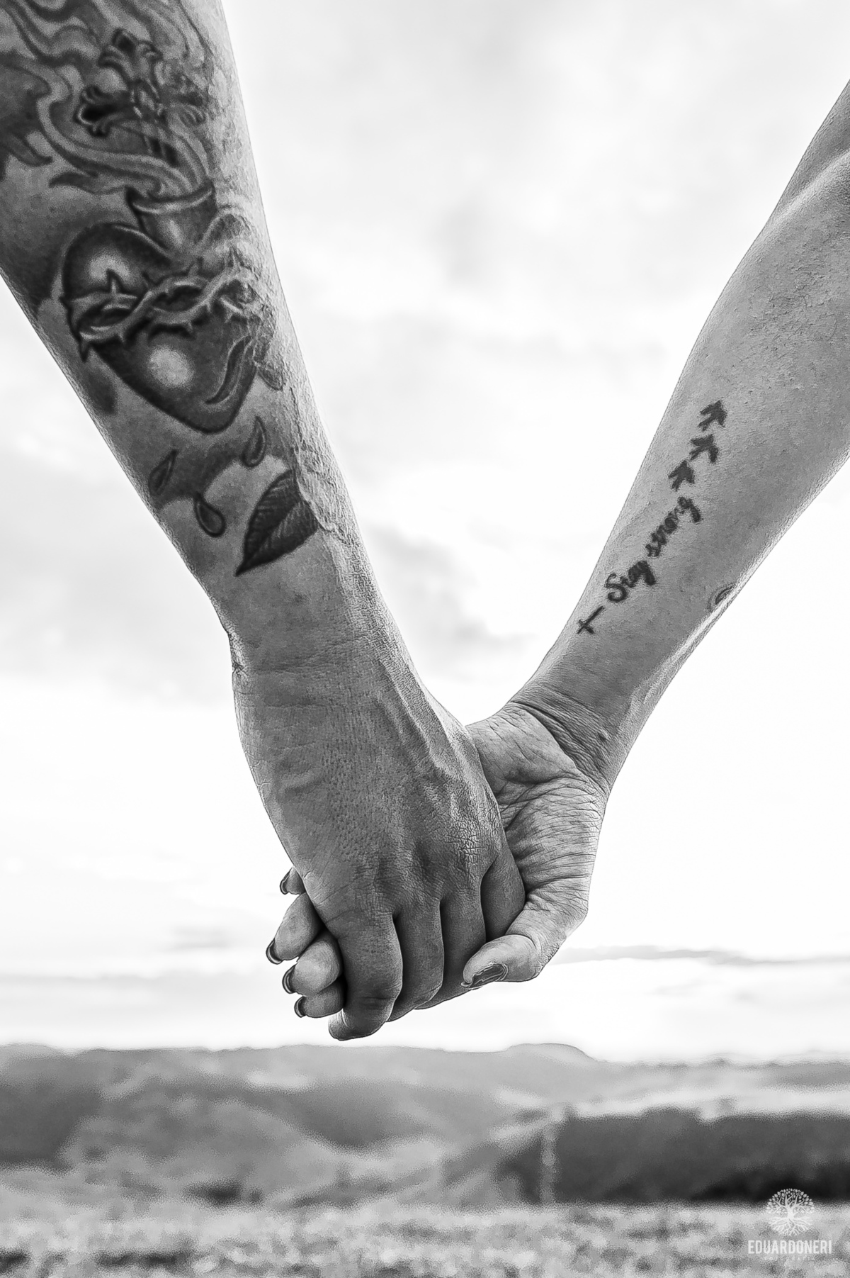 Ensaio pre wedding no Morro do Gavião em Ribeirão Claro, com casal apaixonado em meio à vista panorâmica do lago e restaurante colonial do século 18