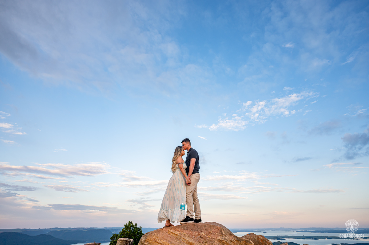 Ensaio pre wedding no Morro do Gavião em Ribeirão Claro, com casal apaixonado em meio à vista panorâmica do lago e restaurante colonial do século 18