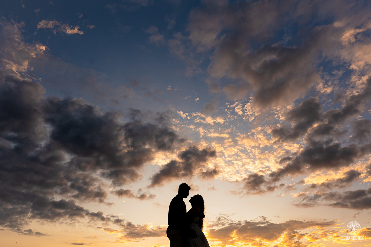 Ensaio pre wedding no Morro do Gavião em Ribeirão Claro, com casal apaixonado em meio à vista panorâmica do lago e restaurante colonial do século 18