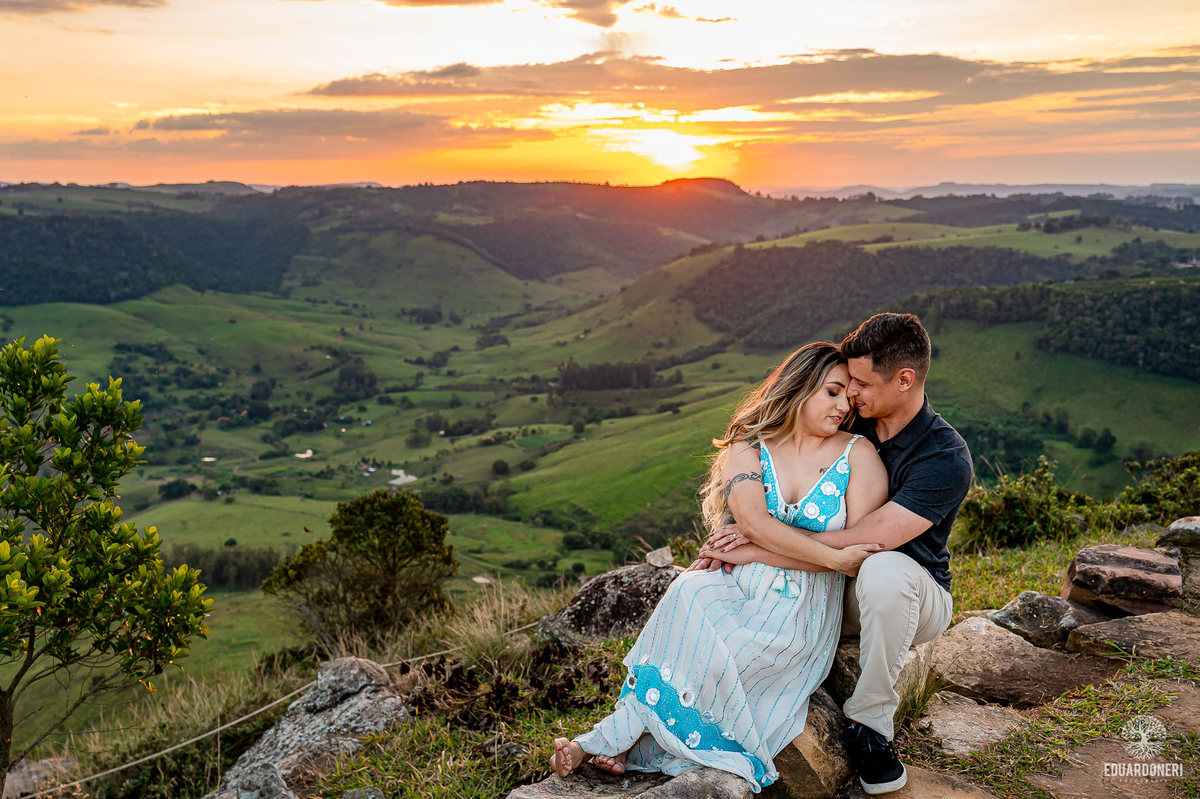 Ensaio pre wedding no Morro do Gavião em Ribeirão Claro, com casal apaixonado em meio à vista panorâmica do lago e restaurante colonial do século 18