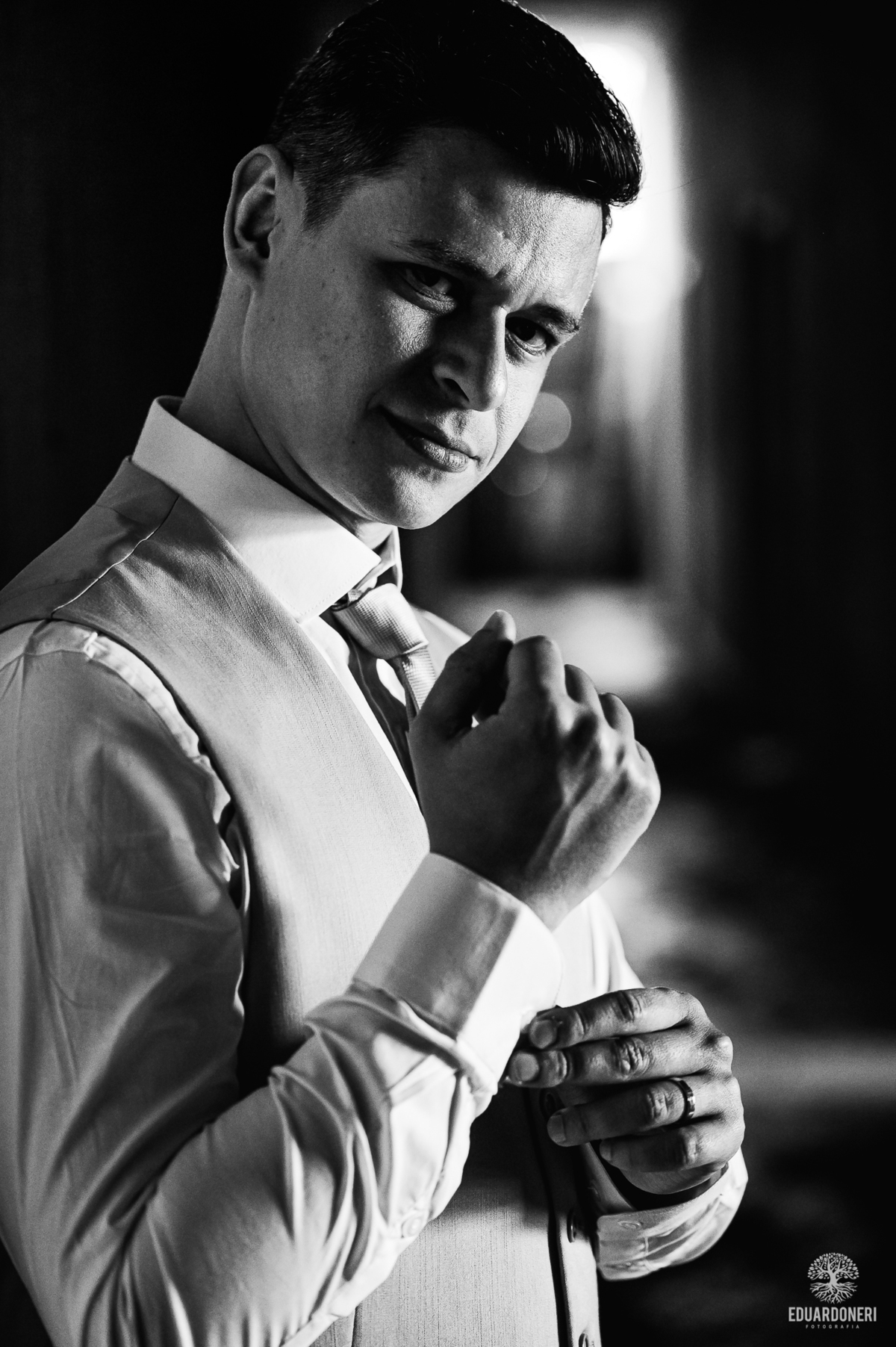 Casal entre as ruínas do antigo Hotel Yara durante ensaio Trash the Dress em Bandeirantes-PR

