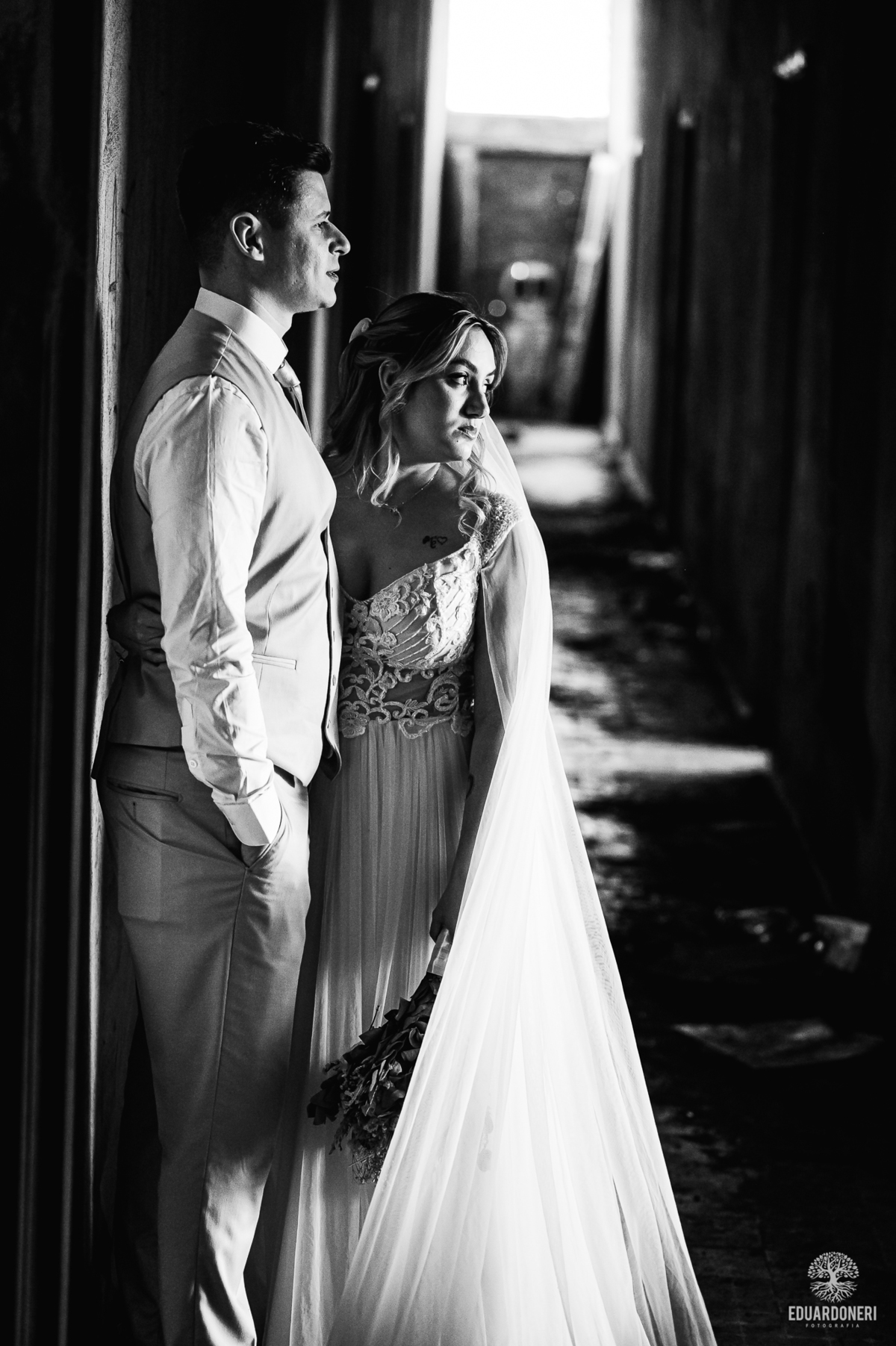 Casal entre as ruínas do antigo Hotel Yara durante ensaio Trash the Dress em Bandeirantes-PR

