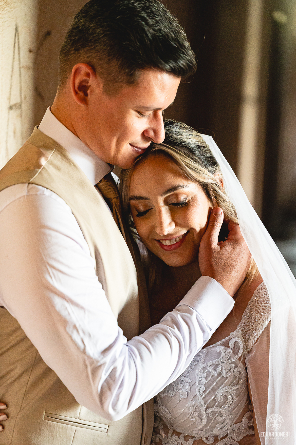 Casal entre as ruínas do antigo Hotel Yara durante ensaio Trash the Dress em Bandeirantes-PR

