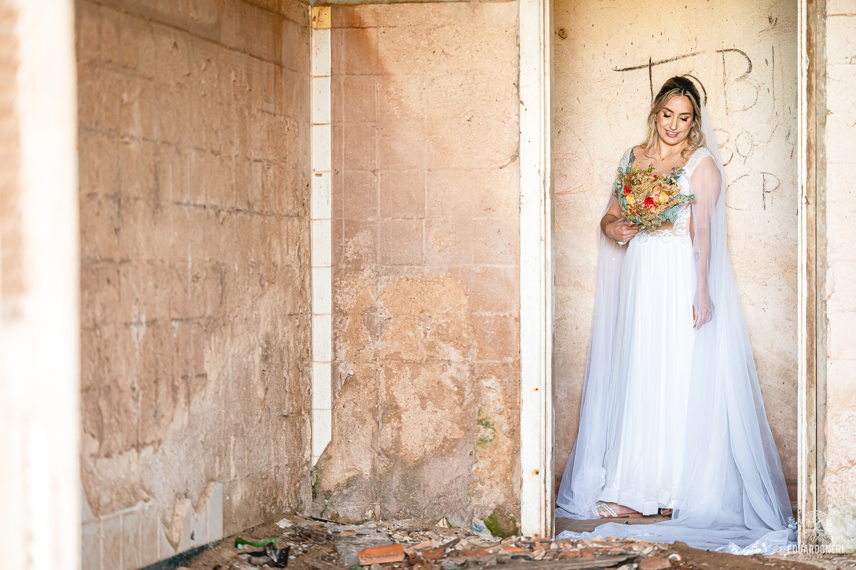 Casal entre as ruínas do antigo Hotel Yara durante ensaio Trash the Dress em Bandeirantes-PR

