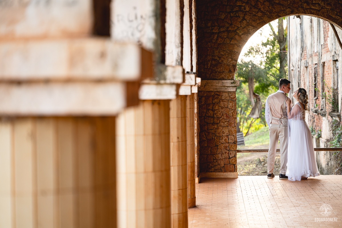 Casal entre as ruínas do antigo Hotel Yara durante ensaio Trash the Dress em Bandeirantes-PR

