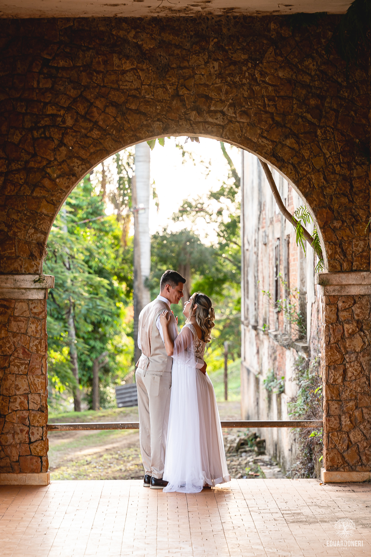 Casal entre as ruínas do antigo Hotel Yara durante ensaio Trash the Dress em Bandeirantes-PR

