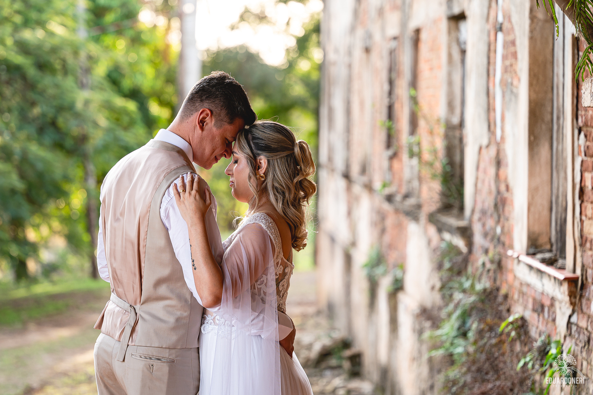 Casal entre as ruínas do antigo Hotel Yara durante ensaio Trash the Dress em Bandeirantes-PR

