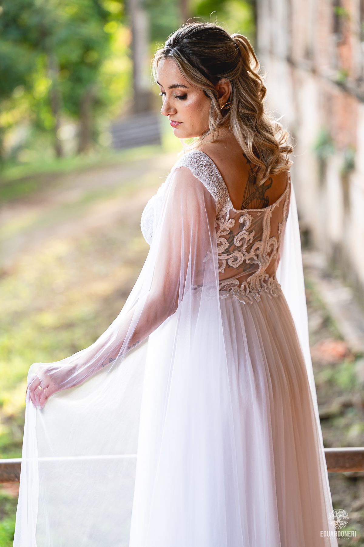 Casal entre as ruínas do antigo Hotel Yara durante ensaio Trash the Dress em Bandeirantes-PR

