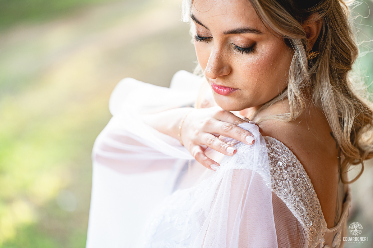 Casal entre as ruínas do antigo Hotel Yara durante ensaio Trash the Dress em Bandeirantes-PR

