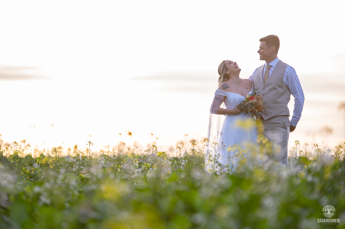 Ensaio romântico com flores e luz natural no pôr do sol do norte do Paraná