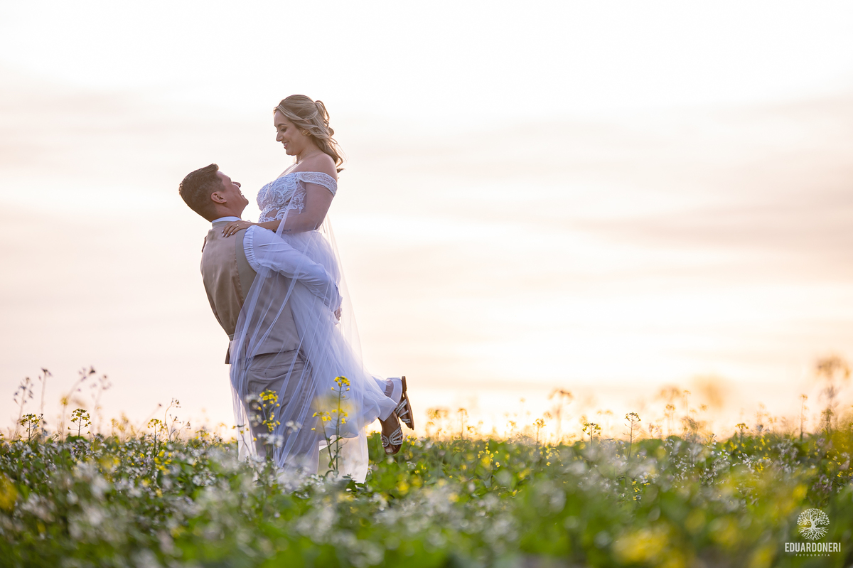 Ensaio romântico com flores e luz natural no pôr do sol do norte do Paraná

