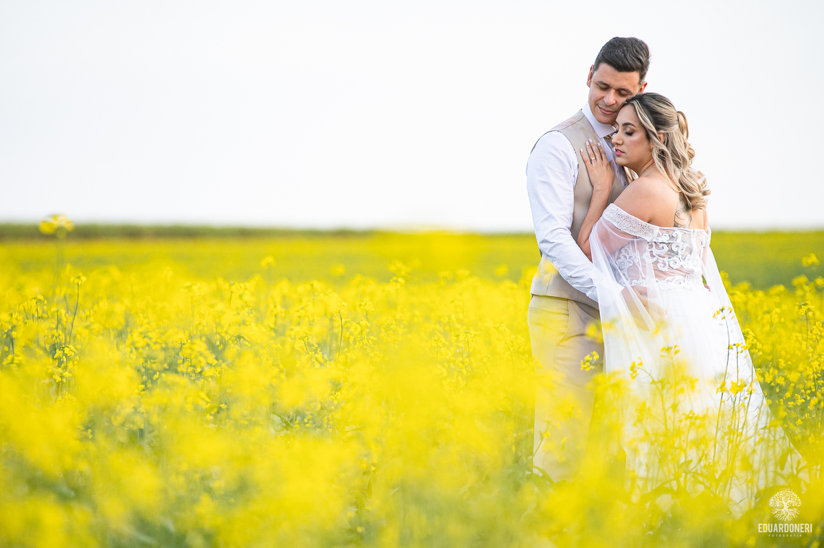 Ensaio romântico com flores e luz natural no pôr do sol do norte do Paraná