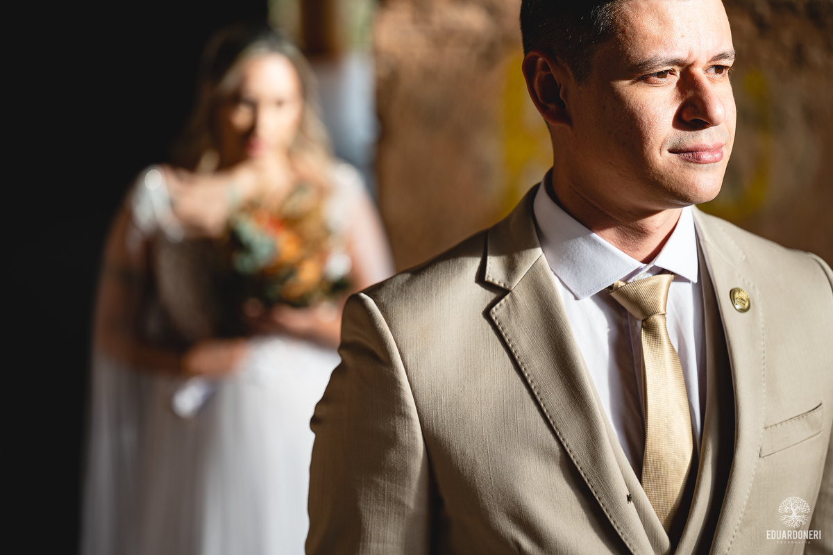 Casal entre as ruínas do antigo Hotel Yara durante ensaio Trash the Dress em Bandeirantes-PR


