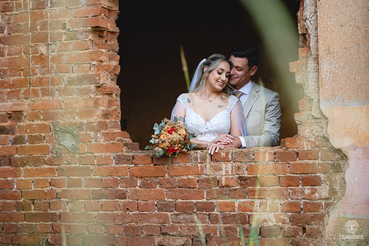 Casal entre as ruínas do antigo Hotel Yara durante ensaio Trash the Dress em Bandeirantes-PR

