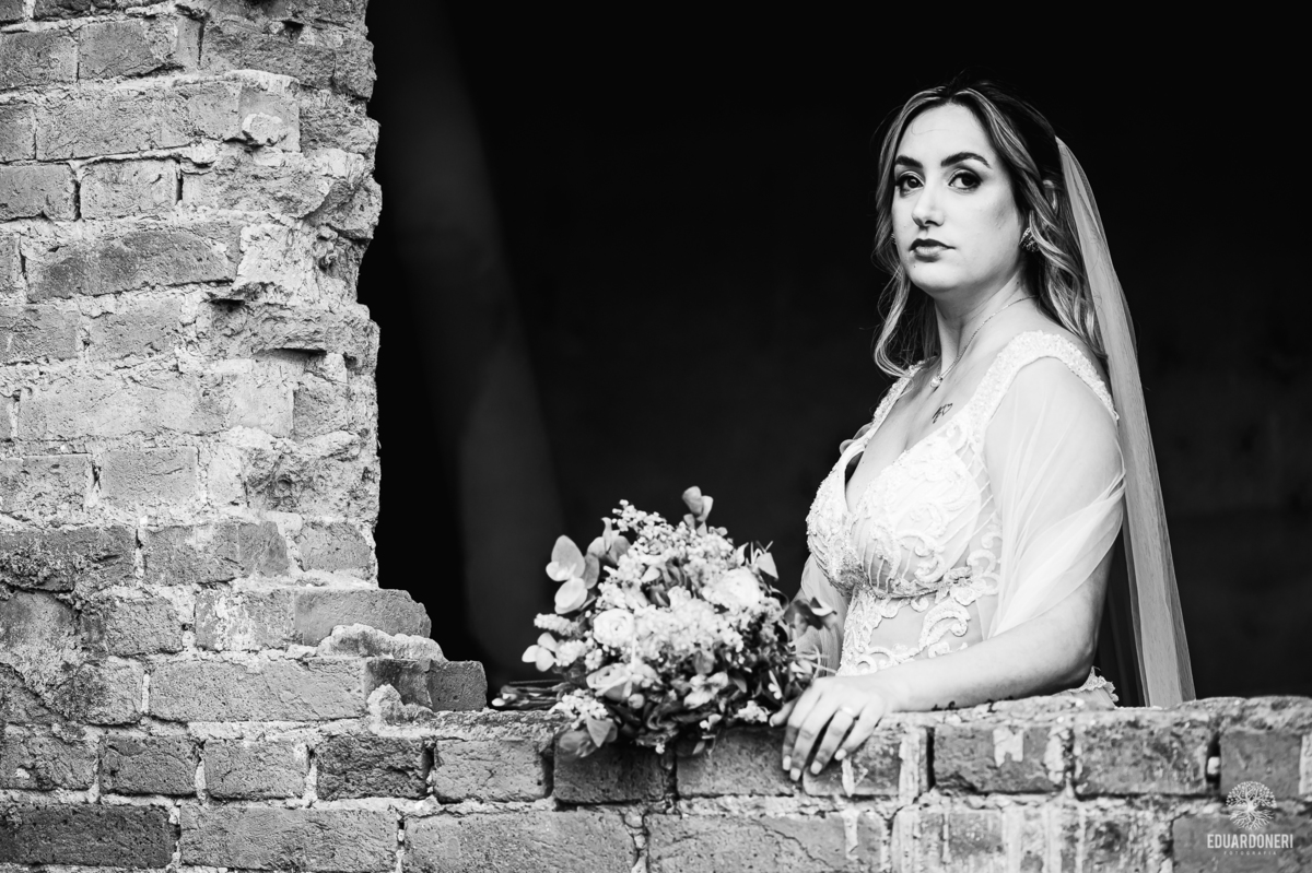 Casal entre as ruínas do antigo Hotel Yara durante ensaio Trash the Dress em Bandeirantes-PR

