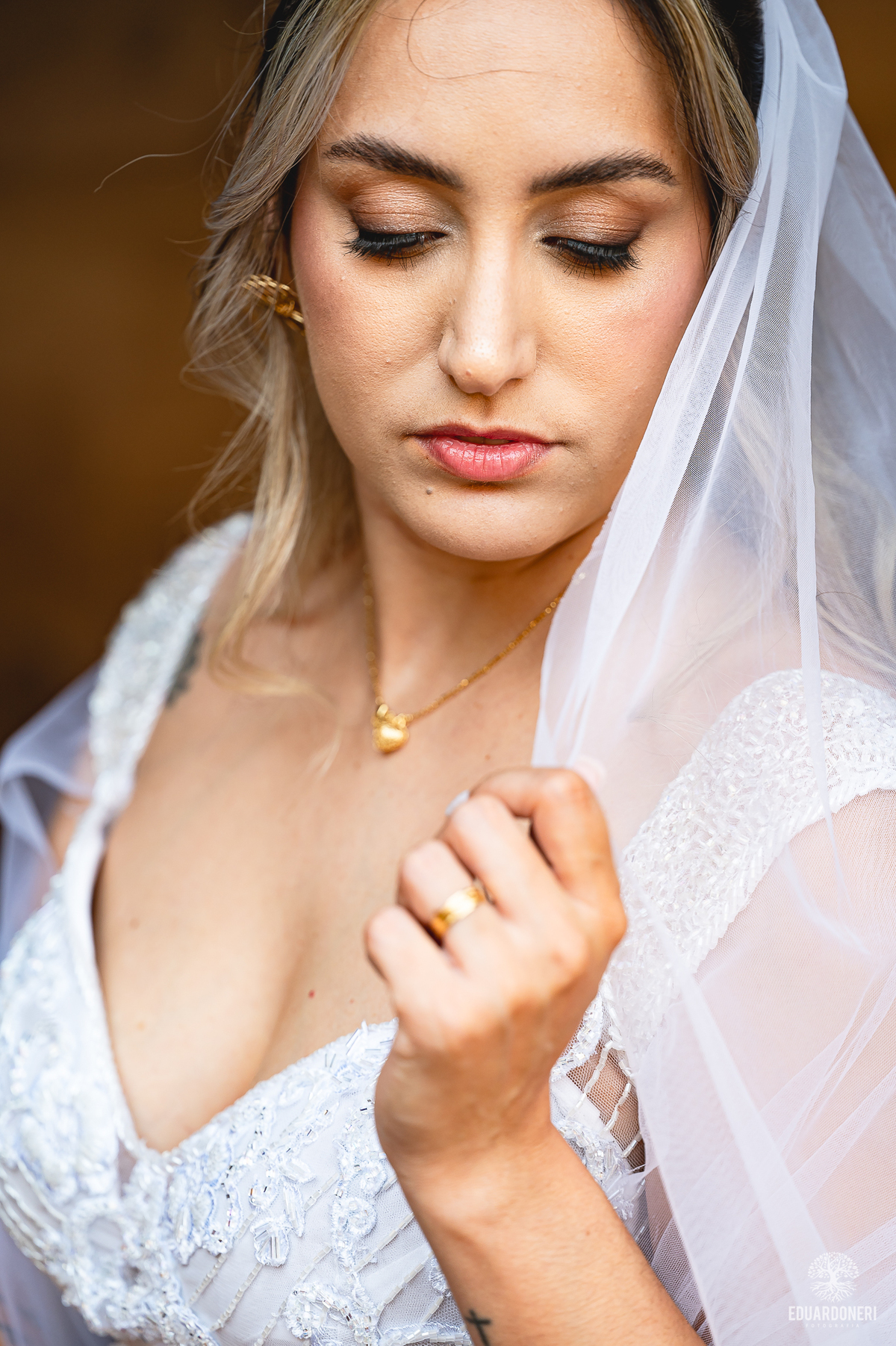 Casal entre as ruínas do antigo Hotel Yara durante ensaio Trash the Dress em Bandeirantes-PR

