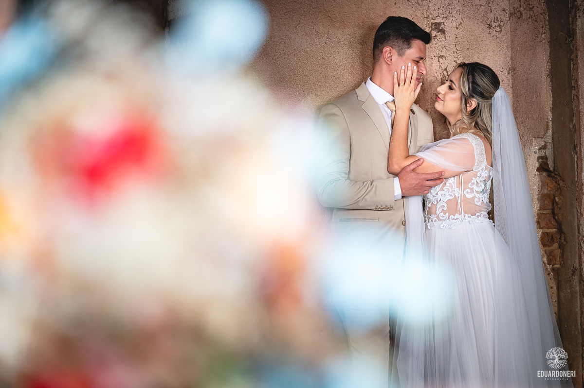 Casal entre as ruínas do antigo Hotel Yara durante ensaio Trash the Dress em Bandeirantes-PR

