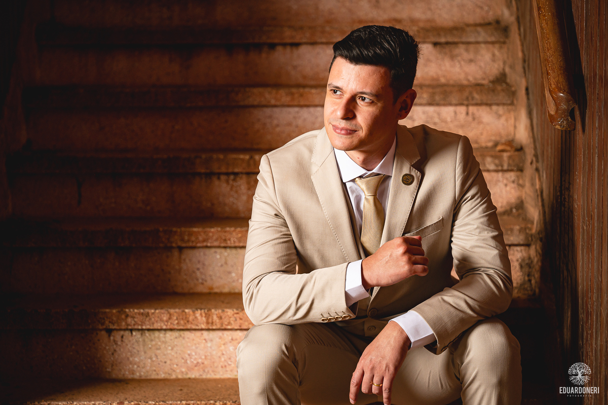 Casal entre as ruínas do antigo Hotel Yara durante ensaio Trash the Dress em Bandeirantes-PR

