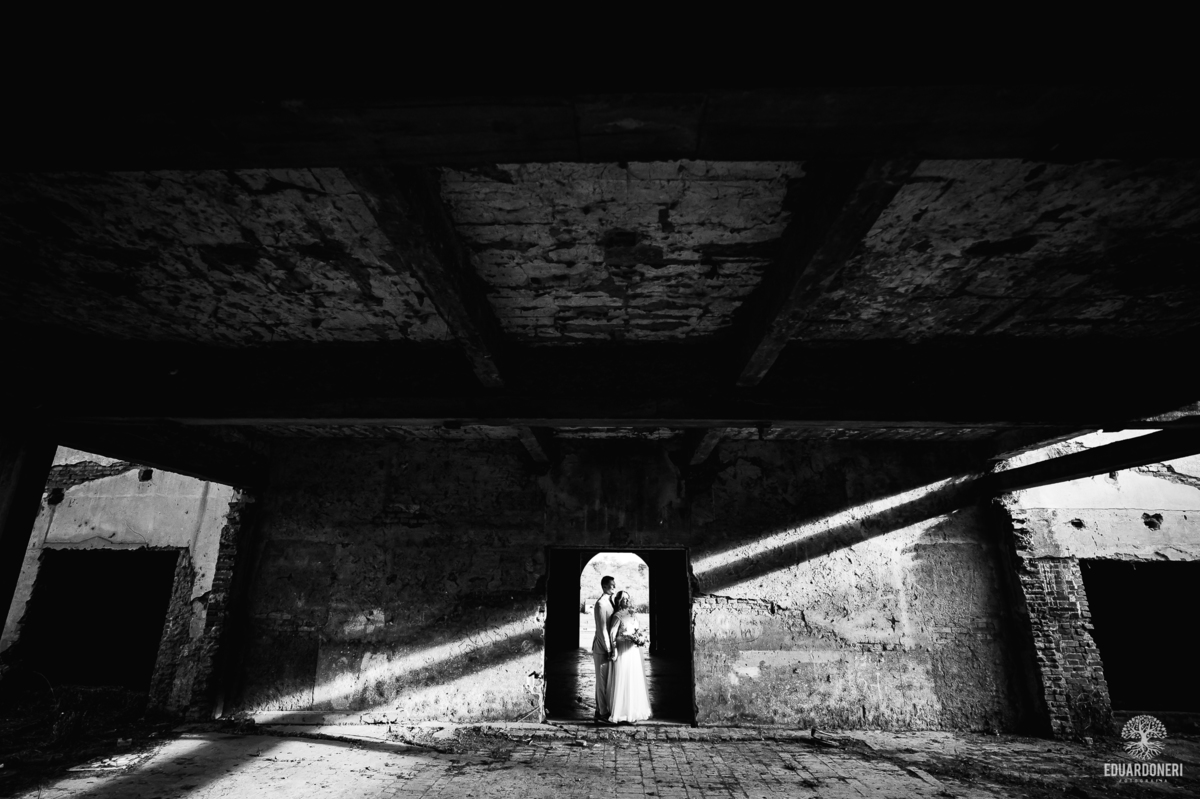 Fotografia de casal com composição criativa nas ruínas do Hotel Yara em Bandeirantes