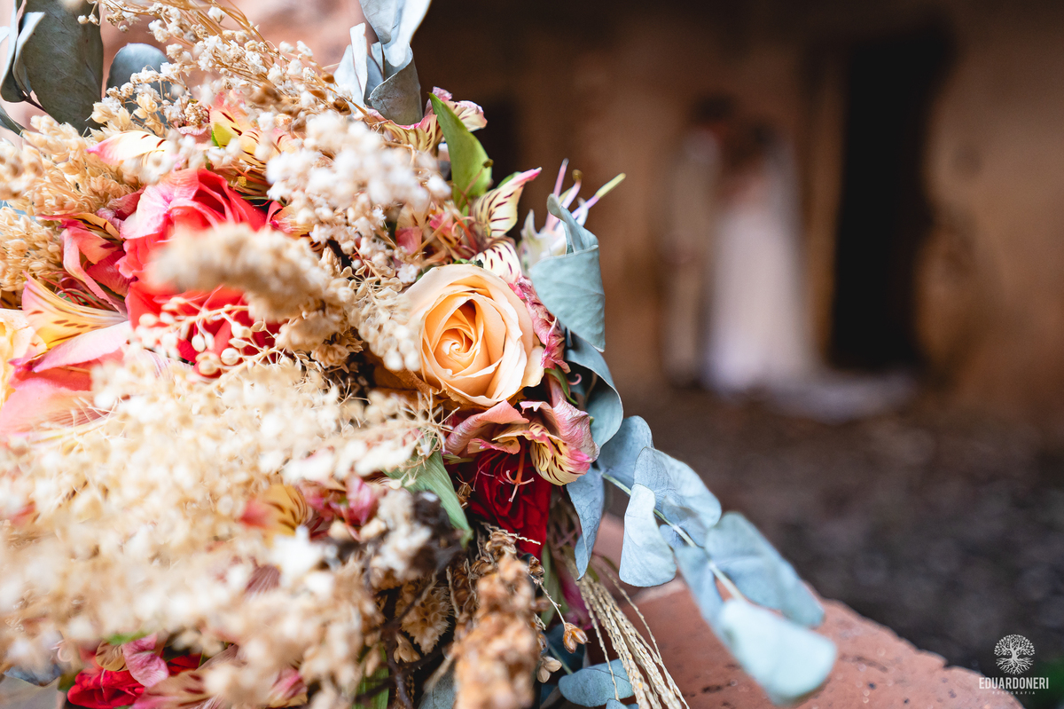 Casal entre as ruínas do antigo Hotel Yara durante ensaio Trash the Dress em Bandeirantes-PR

