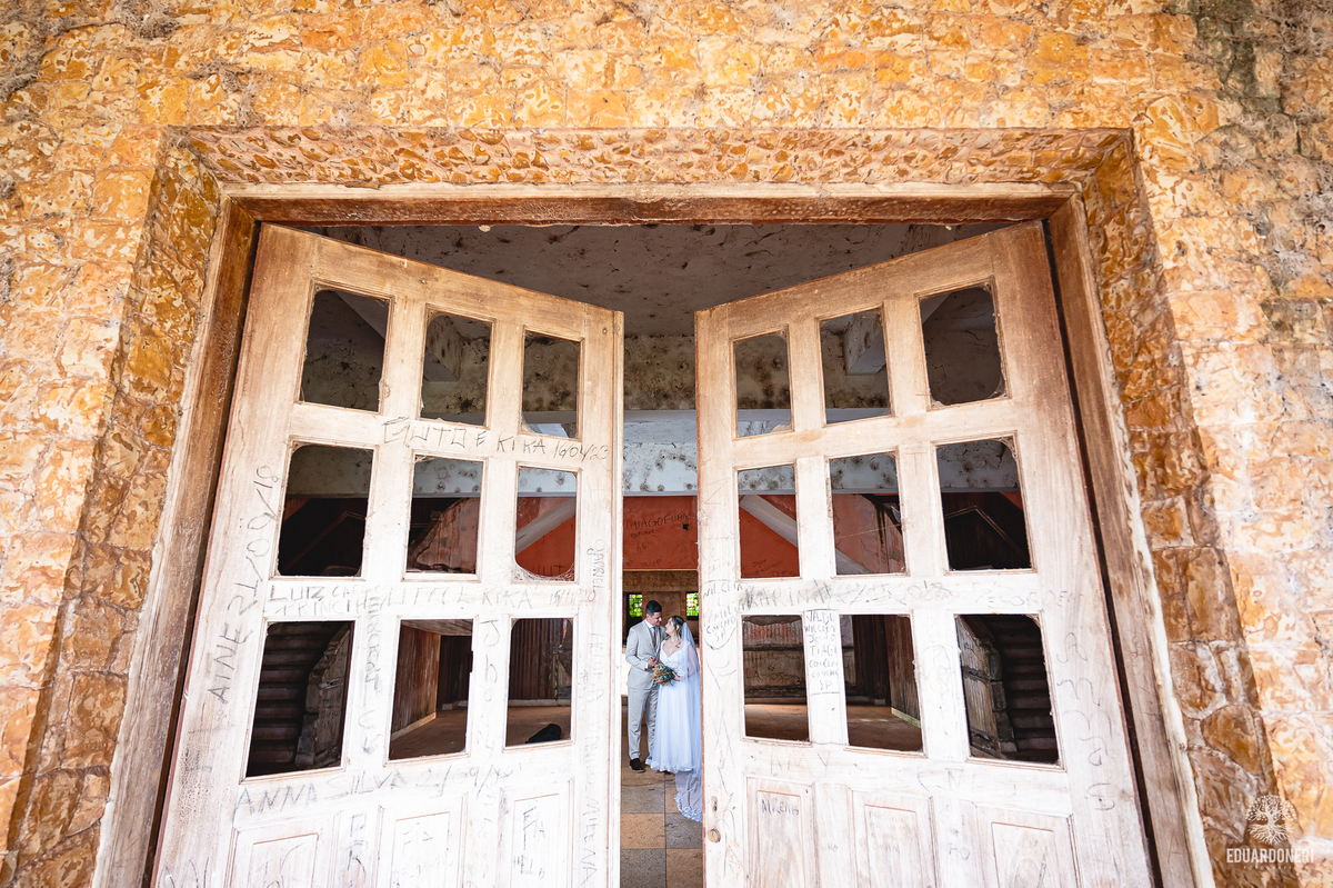 Fotografia de casal com composição criativa nas ruínas do Hotel Yara em Bandeirantes