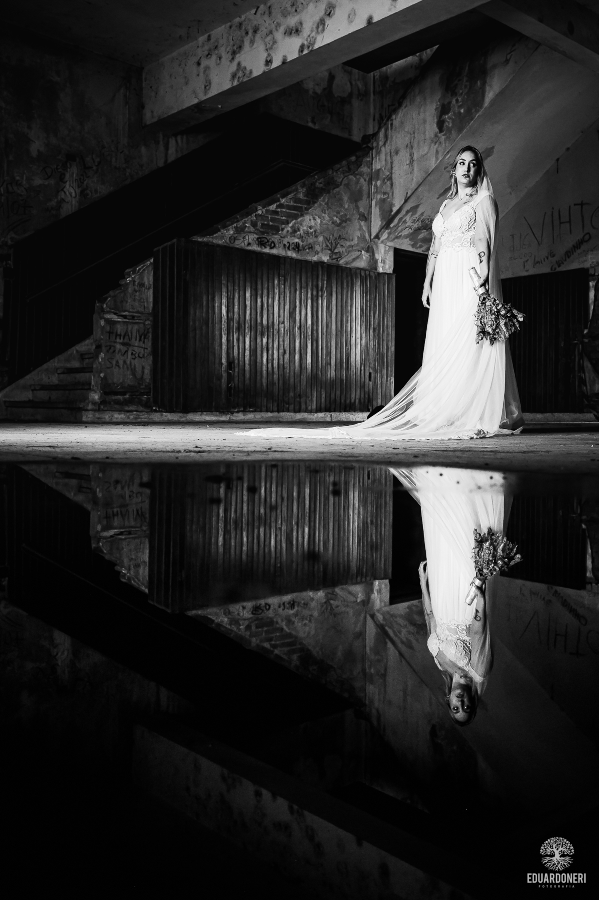 Vestido de noiva contrastando com as paredes envelhecidas do Hotel Yara