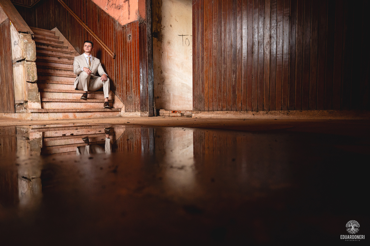Casal entre as ruínas do antigo Hotel Yara durante ensaio Trash the Dress em Bandeirantes-PR

