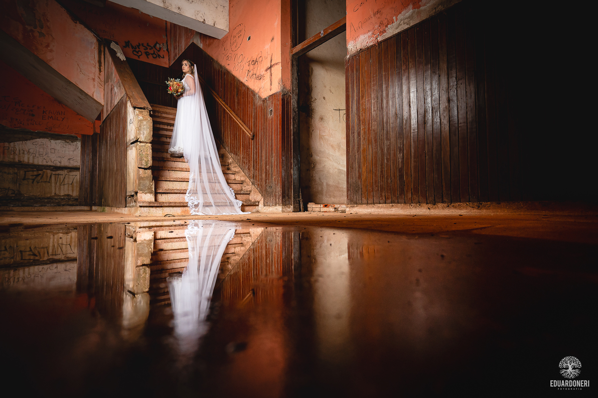 Vestido de noiva contrastando com as paredes envelhecidas do Hotel Yara