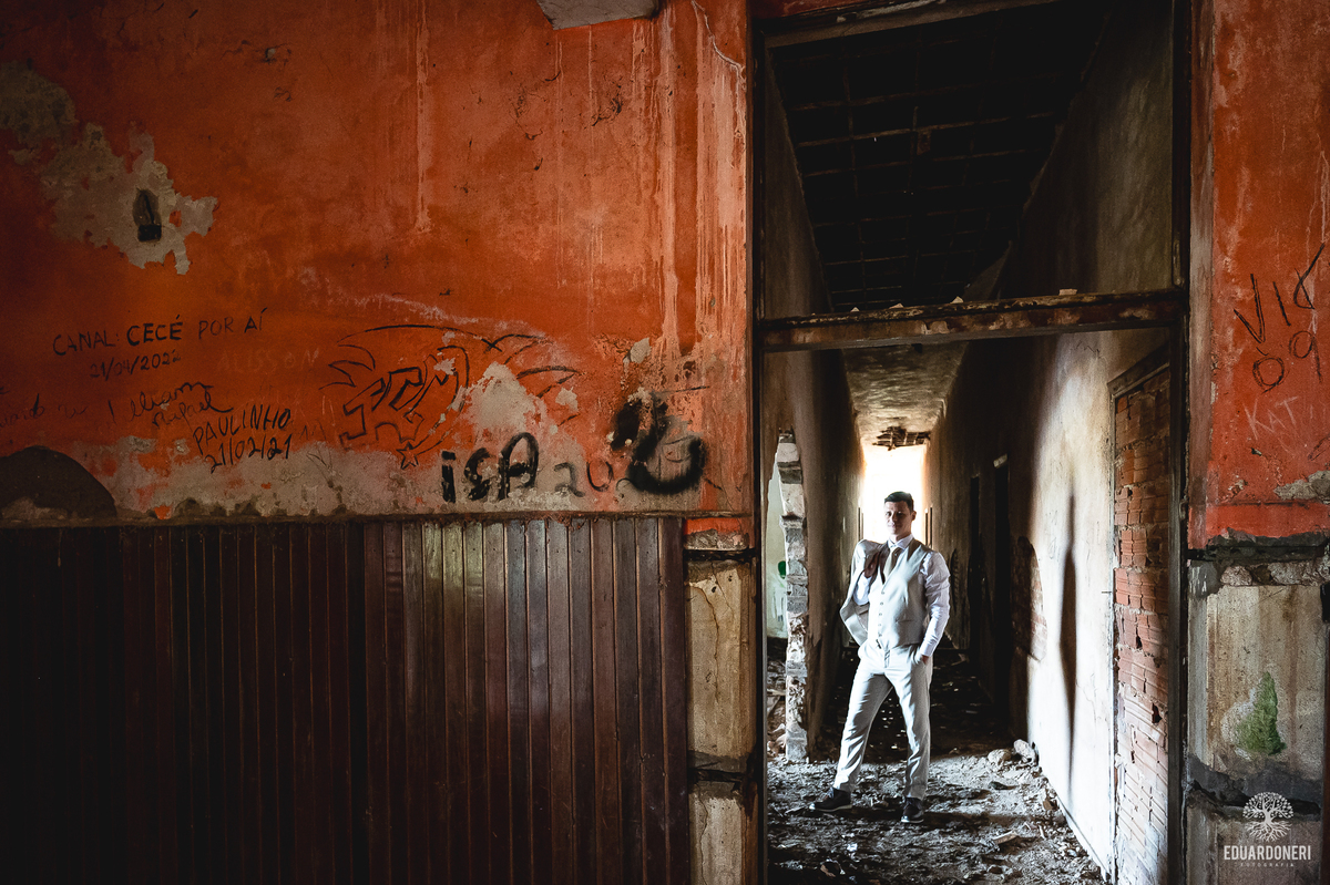 Fotografia de casal com composição criativa nas ruínas do Hotel Yara em Bandeirantes