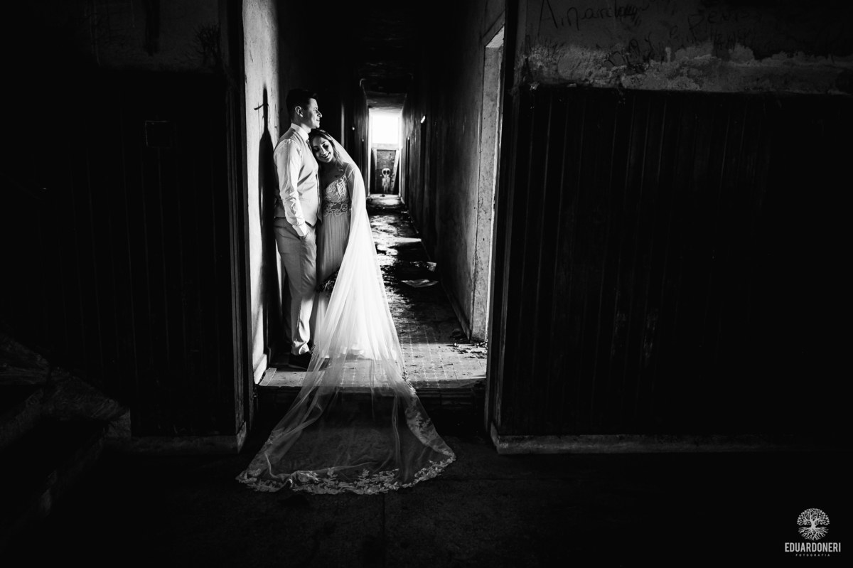 Casal entre as ruínas do antigo Hotel Yara durante ensaio Trash the Dress em Bandeirantes-PR

