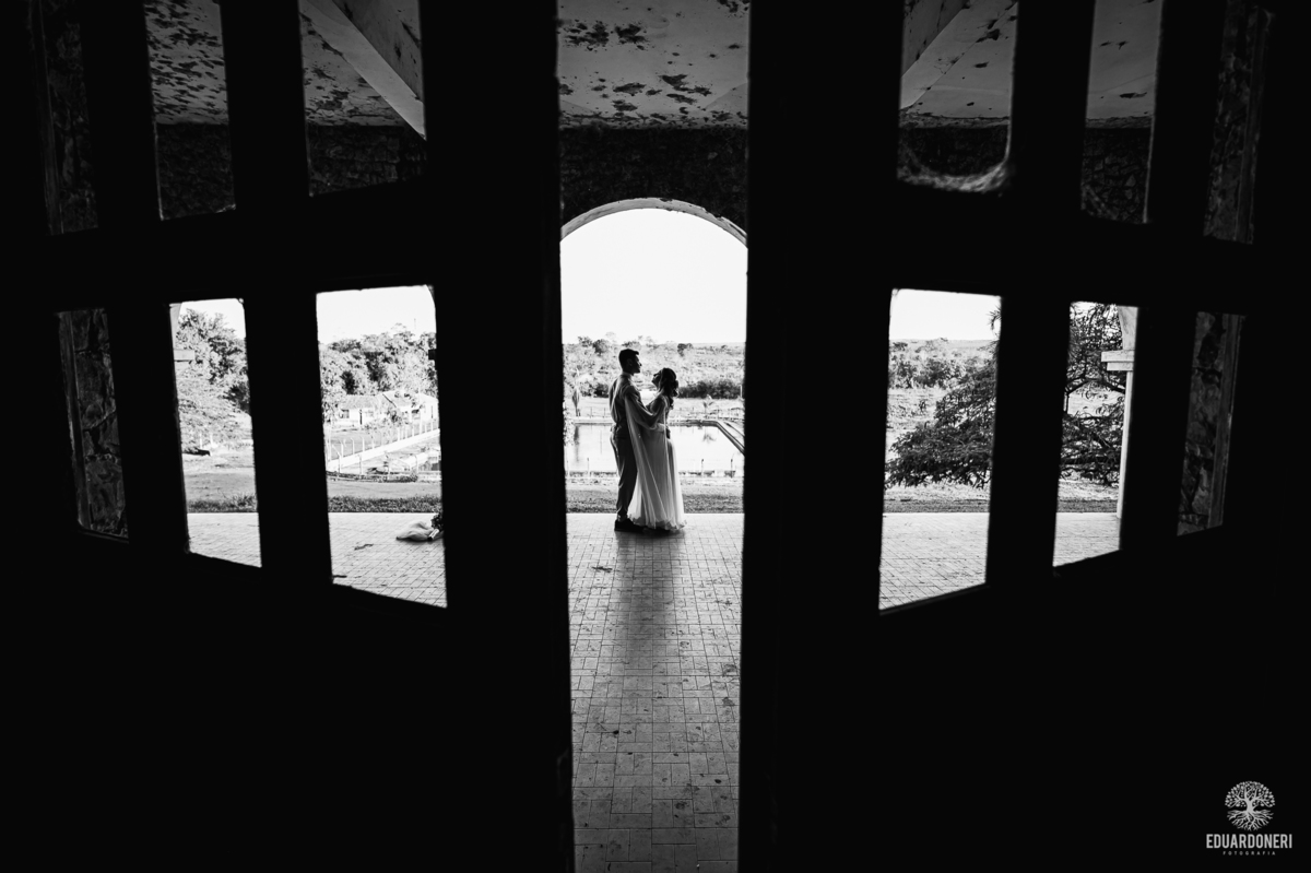 Fotografia de casal com composição criativa nas ruínas do Hotel Yara em Bandeirantes