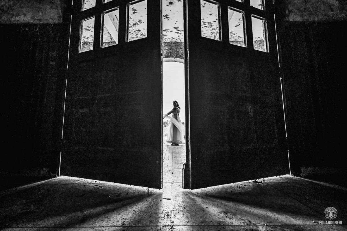 Fotografia de casal com composição criativa nas ruínas do Hotel Yara em Bandeirantes