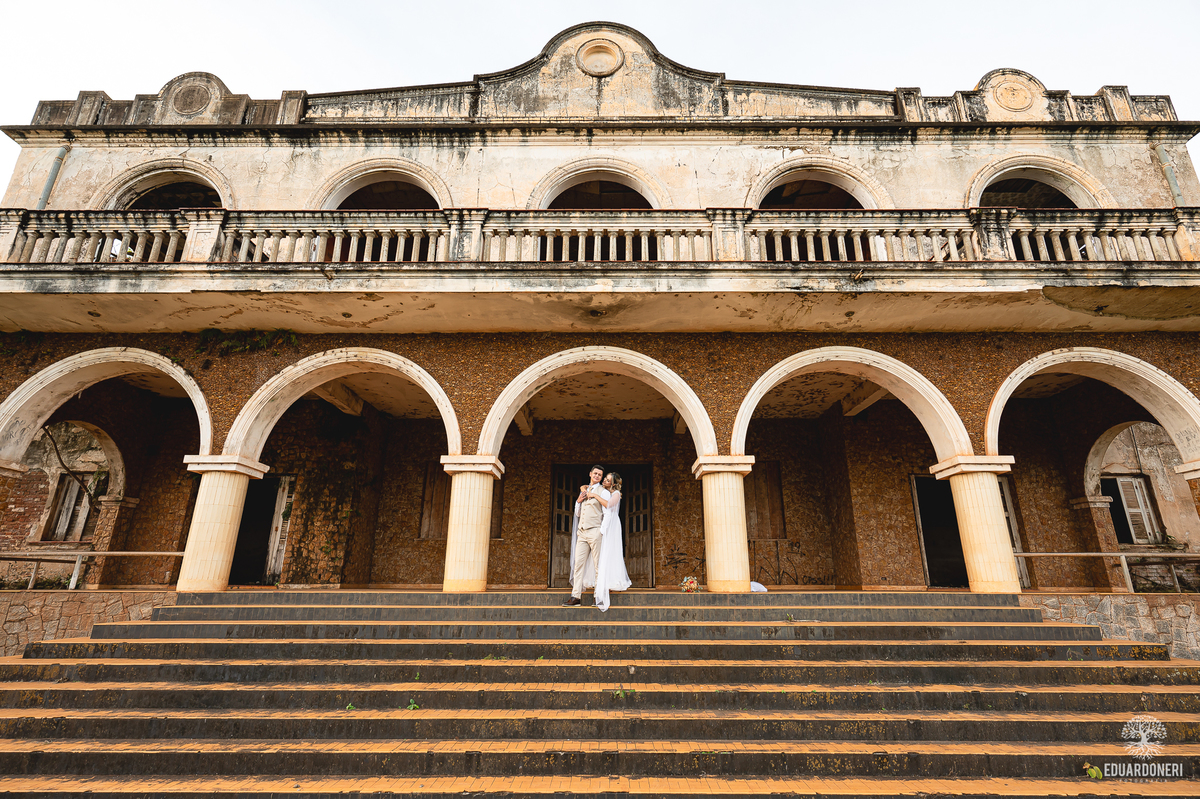 Casal entre as ruínas do antigo Hotel Yara durante ensaio Trash the Dress em Bandeirantes-PR

