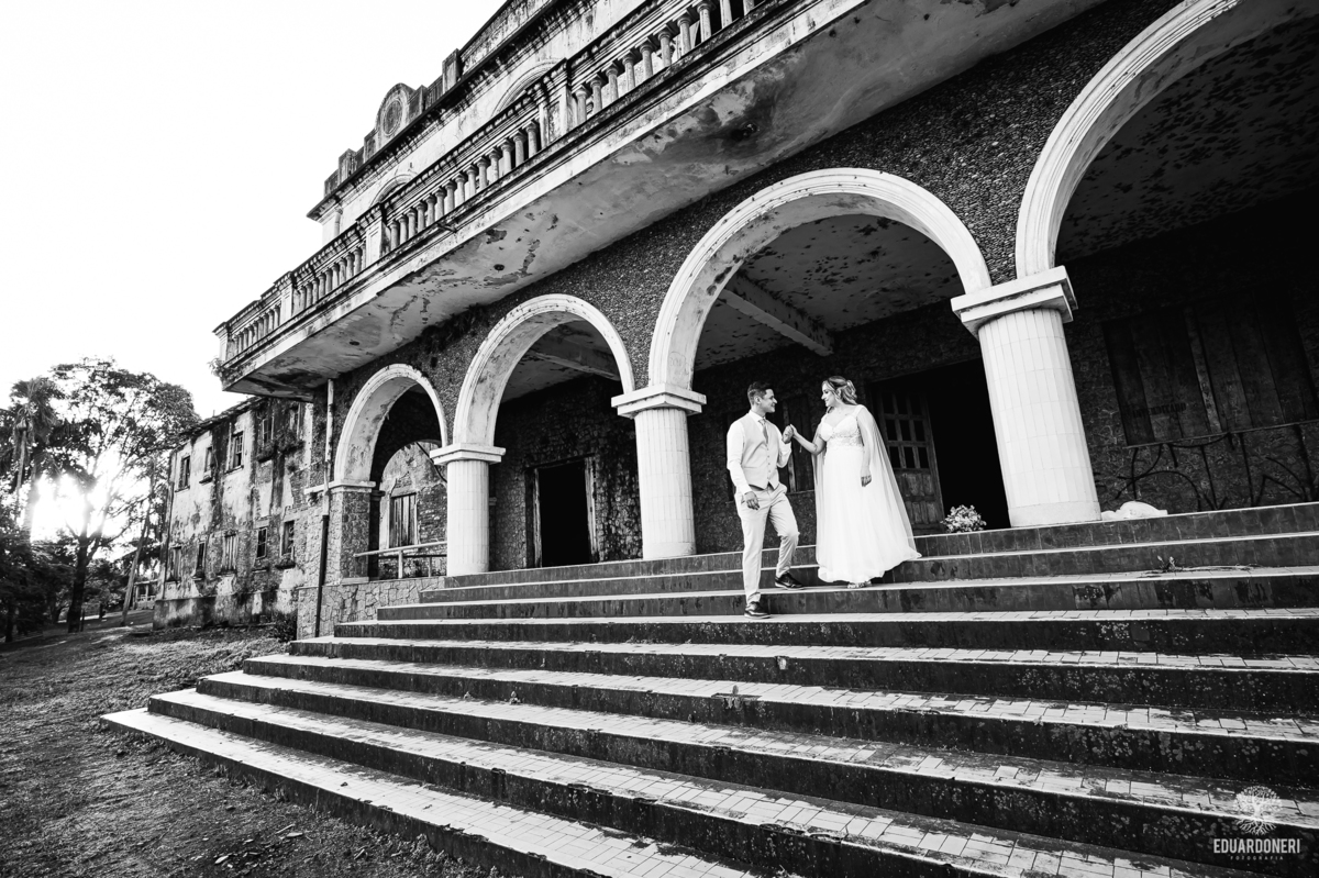 Casal entre as ruínas do antigo Hotel Yara durante ensaio Trash the Dress em Bandeirantes-PR

