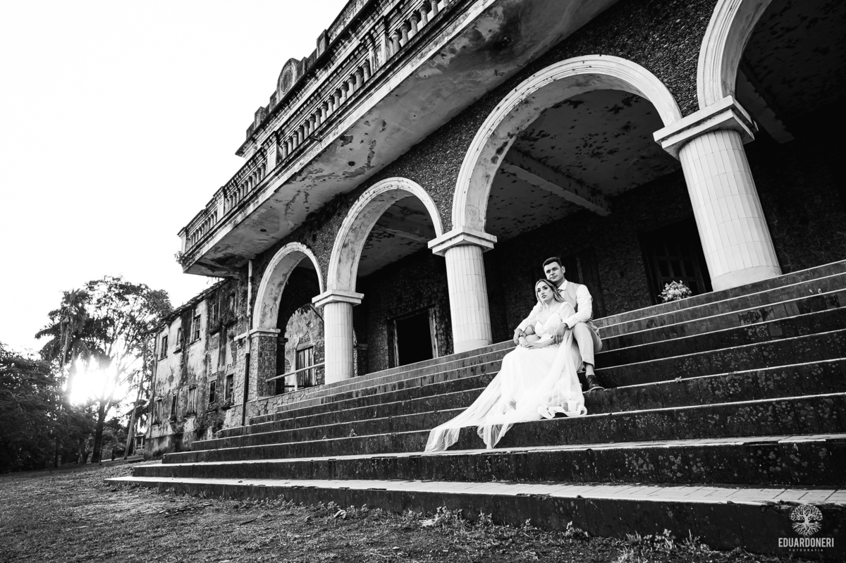 Casal entre as ruínas do antigo Hotel Yara durante ensaio Trash the Dress em Bandeirantes-PR

