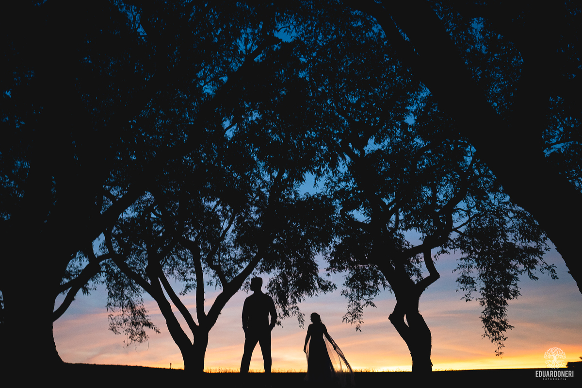 Ensaio romântico com flores e luz natural no pôr do sol do norte do Paraná

