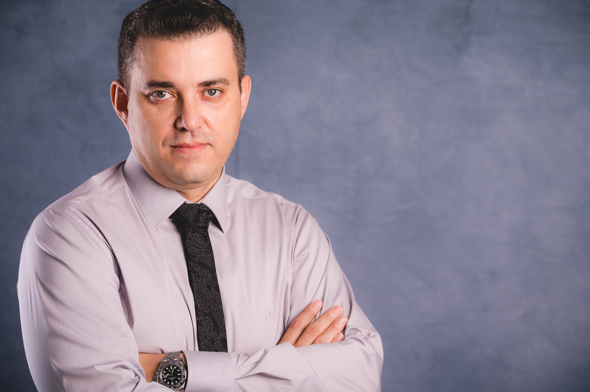 SEO: Se você busca fotografia corporativa de alto padrão, ensaios profissionais para advogados ou fotos para redes sociais e mídia impressa, este trabalho é um exemplo perfeito de como imagens bem planejadas podem valorizar a sua marca pessoal e transmiti