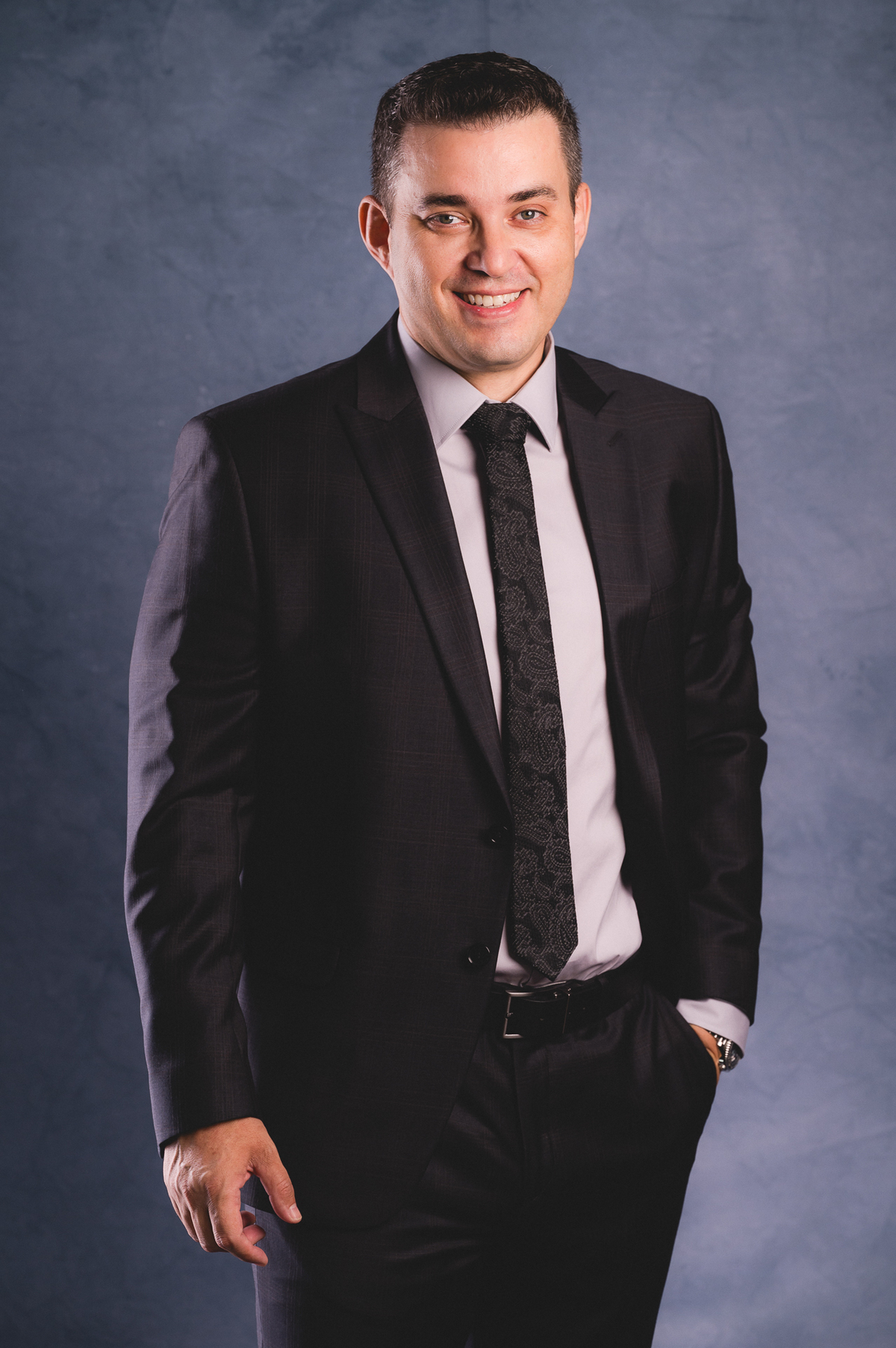 SEO: Se você busca fotografia corporativa de alto padrão, ensaios profissionais para advogados ou fotos para redes sociais e mídia impressa, este trabalho é um exemplo perfeito de como imagens bem planejadas podem valorizar a sua marca pessoal e transmiti