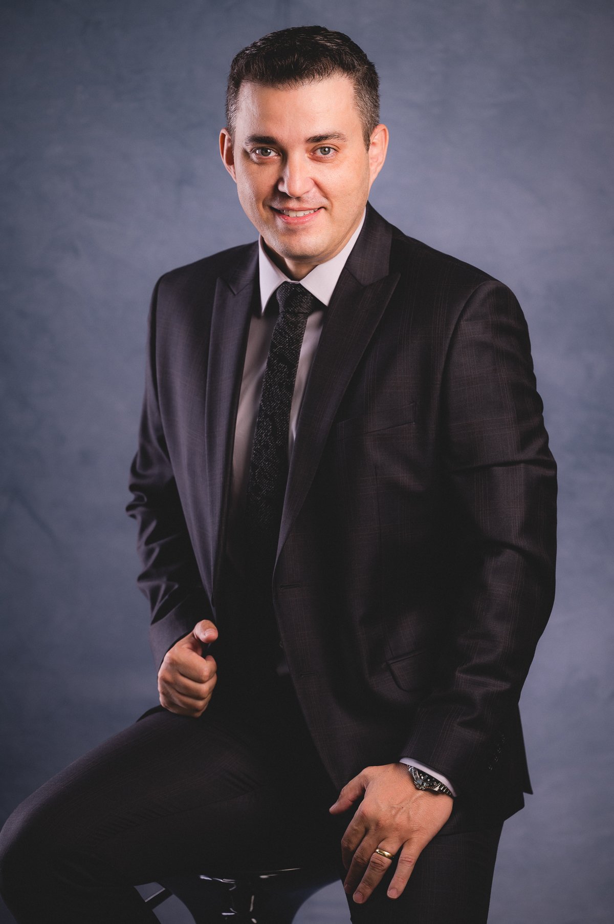 SEO: Se você busca fotografia corporativa de alto padrão, ensaios profissionais para advogados ou fotos para redes sociais e mídia impressa, este trabalho é um exemplo perfeito de como imagens bem planejadas podem valorizar a sua marca pessoal e transmiti