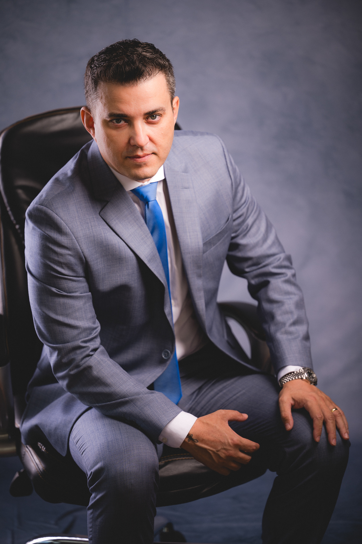 SEO: Se você busca fotografia corporativa de alto padrão, ensaios profissionais para advogados ou fotos para redes sociais e mídia impressa, este trabalho é um exemplo perfeito de como imagens bem planejadas podem valorizar a sua marca pessoal e transmiti