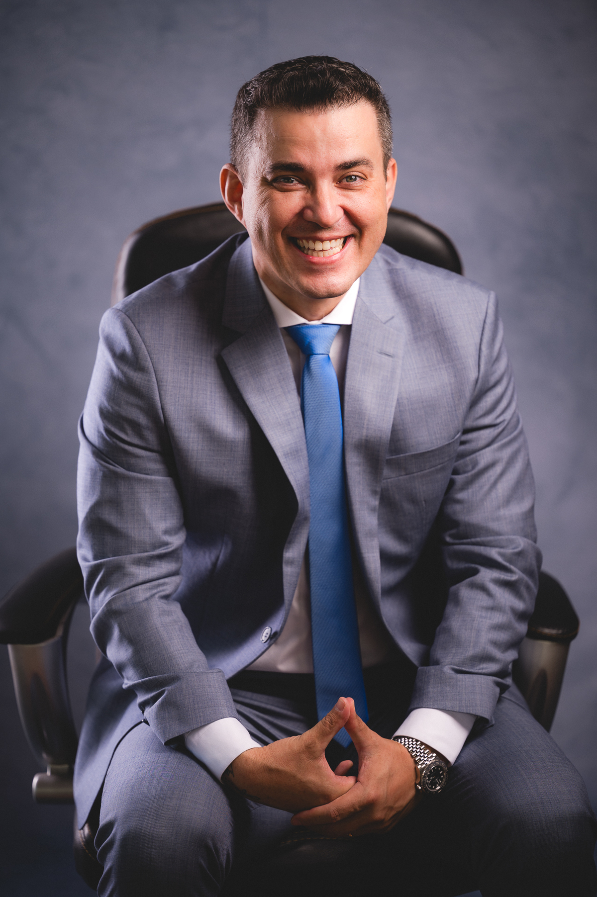 SEO: Se você busca fotografia corporativa de alto padrão, ensaios profissionais para advogados ou fotos para redes sociais e mídia impressa, este trabalho é um exemplo perfeito de como imagens bem planejadas podem valorizar a sua marca pessoal e transmiti