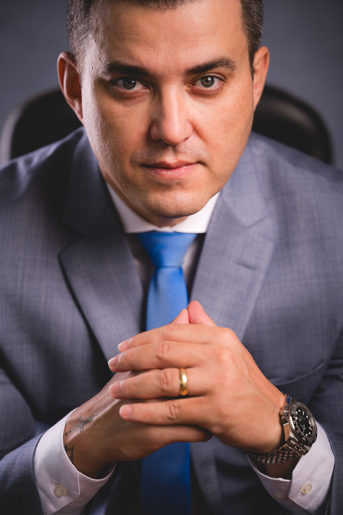 SEO: Se você busca fotografia corporativa de alto padrão, ensaios profissionais para advogados ou fotos para redes sociais e mídia impressa, este trabalho é um exemplo perfeito de como imagens bem planejadas podem valorizar a sua marca pessoal e transmiti