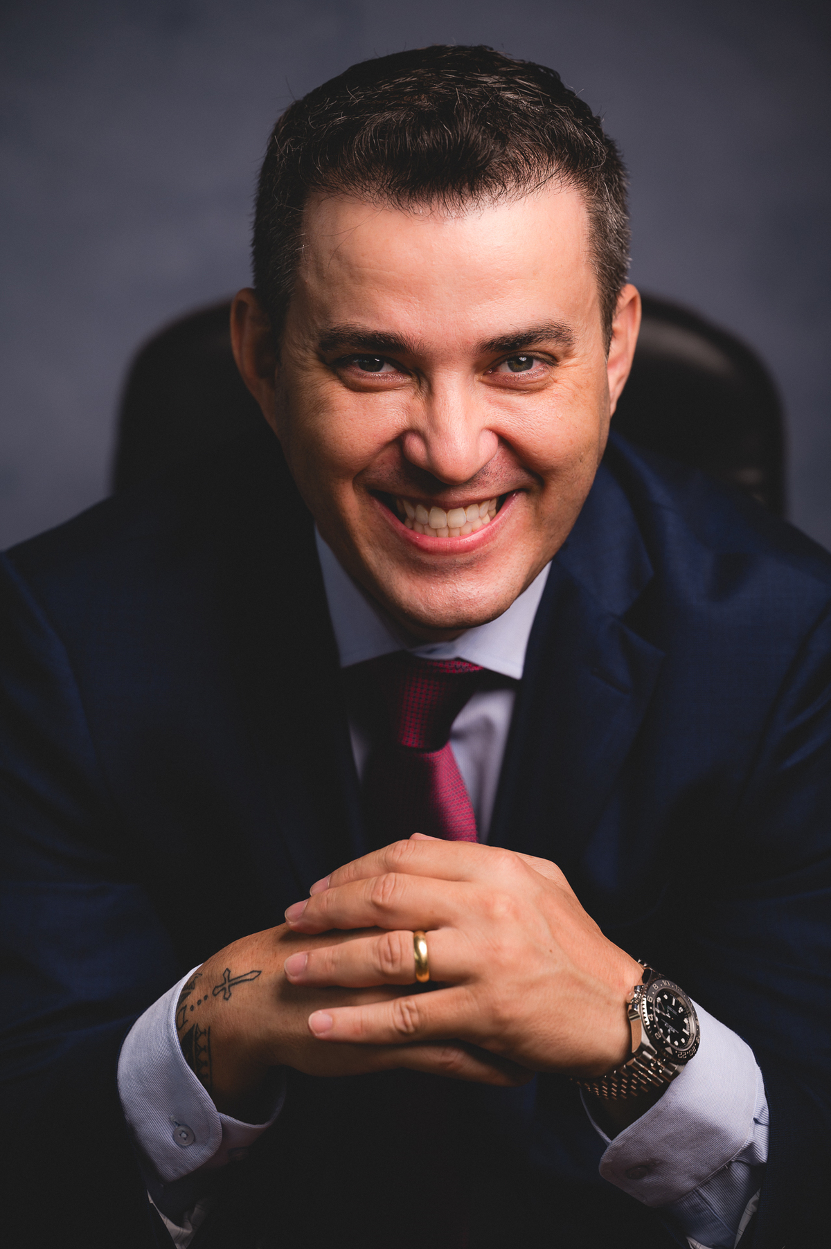 SEO: Se você busca fotografia corporativa de alto padrão, ensaios profissionais para advogados ou fotos para redes sociais e mídia impressa, este trabalho é um exemplo perfeito de como imagens bem planejadas podem valorizar a sua marca pessoal e transmiti