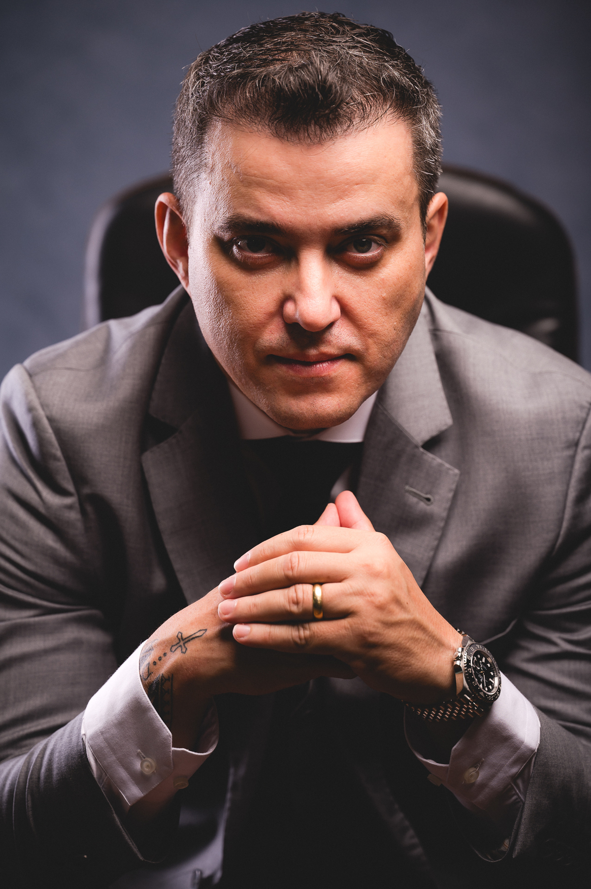 SEO: Se você busca fotografia corporativa de alto padrão, ensaios profissionais para advogados ou fotos para redes sociais e mídia impressa, este trabalho é um exemplo perfeito de como imagens bem planejadas podem valorizar a sua marca pessoal e transmiti