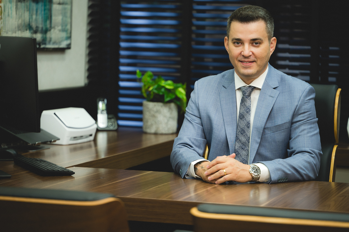 SEO: Se você busca fotografia corporativa de alto padrão, ensaios profissionais para advogados ou fotos para redes sociais e mídia impressa, este trabalho é um exemplo perfeito de como imagens bem planejadas podem valorizar a sua marca pessoal e transmiti