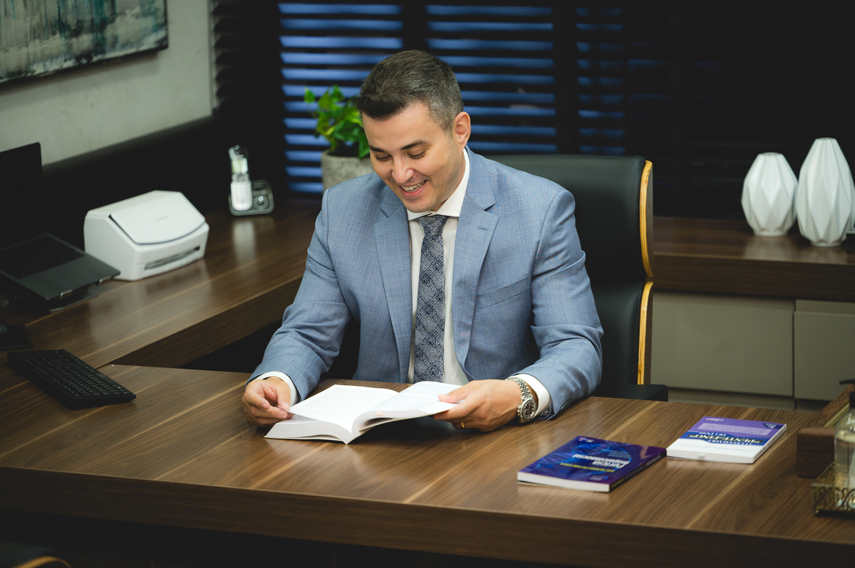 SEO: Se você busca fotografia corporativa de alto padrão, ensaios profissionais para advogados ou fotos para redes sociais e mídia impressa, este trabalho é um exemplo perfeito de como imagens bem planejadas podem valorizar a sua marca pessoal e transmiti