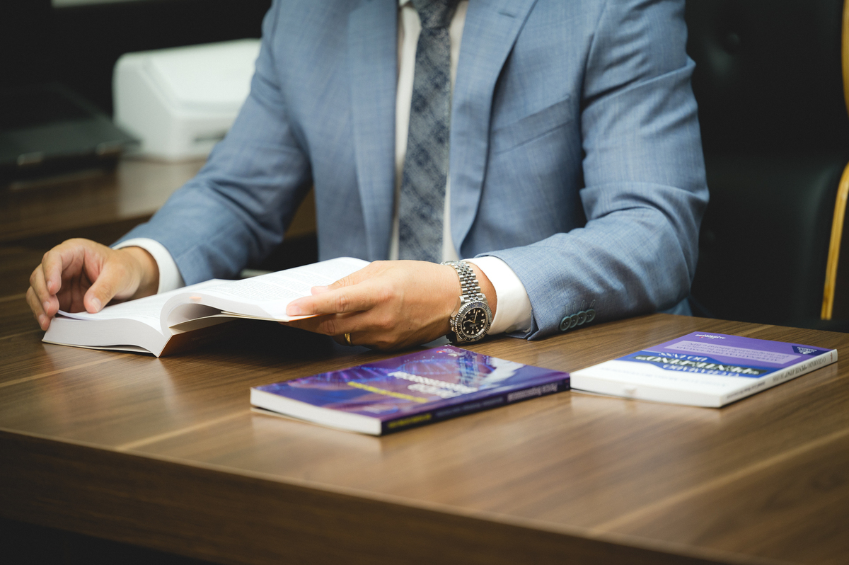 SEO: Se você busca fotografia corporativa de alto padrão, ensaios profissionais para advogados ou fotos para redes sociais e mídia impressa, este trabalho é um exemplo perfeito de como imagens bem planejadas podem valorizar a sua marca pessoal e transmiti