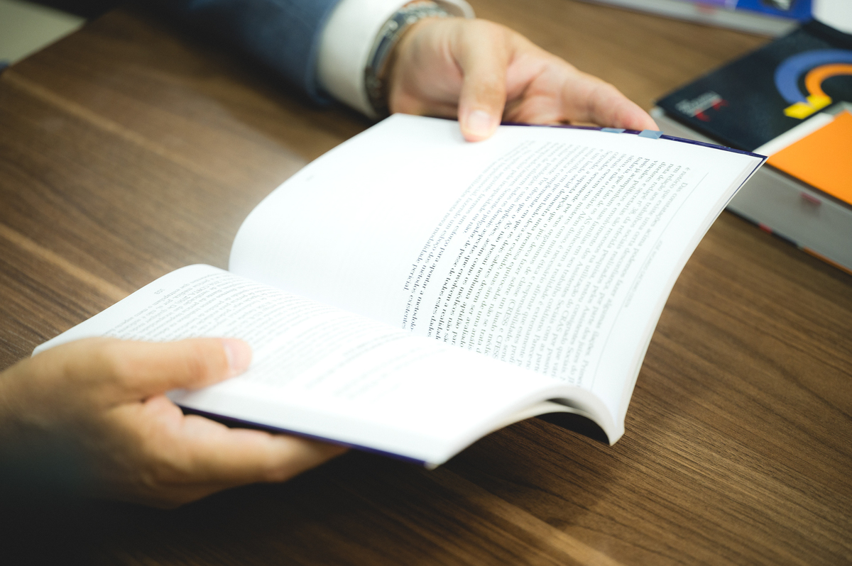 SEO: Se você busca fotografia corporativa de alto padrão, ensaios profissionais para advogados ou fotos para redes sociais e mídia impressa, este trabalho é um exemplo perfeito de como imagens bem planejadas podem valorizar a sua marca pessoal e transmiti