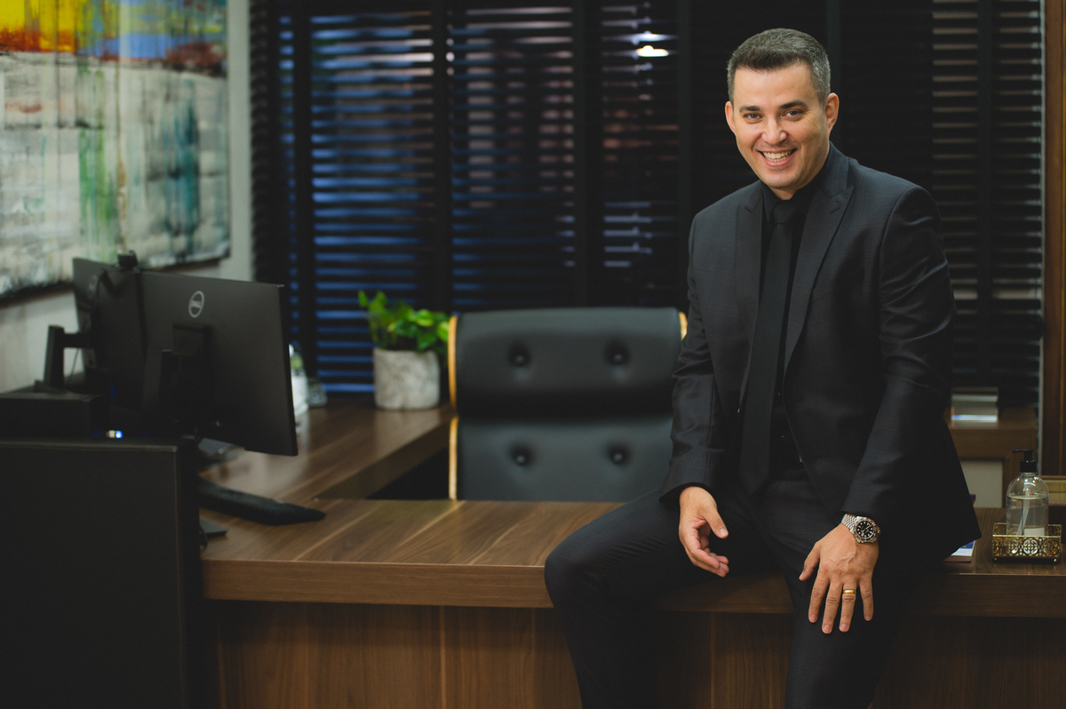 SEO: Se você busca fotografia corporativa de alto padrão, ensaios profissionais para advogados ou fotos para redes sociais e mídia impressa, este trabalho é um exemplo perfeito de como imagens bem planejadas podem valorizar a sua marca pessoal e transmiti