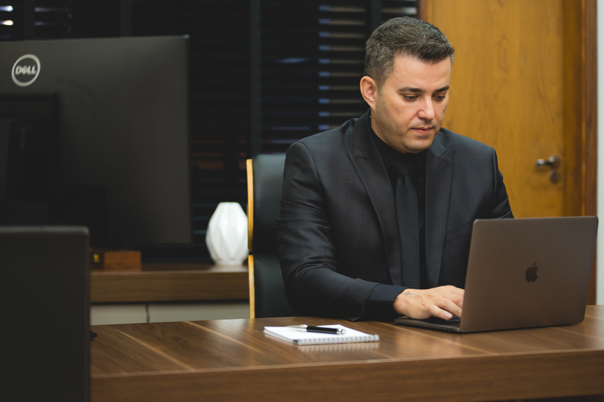 SEO: Se você busca fotografia corporativa de alto padrão, ensaios profissionais para advogados ou fotos para redes sociais e mídia impressa, este trabalho é um exemplo perfeito de como imagens bem planejadas podem valorizar a sua marca pessoal e transmiti